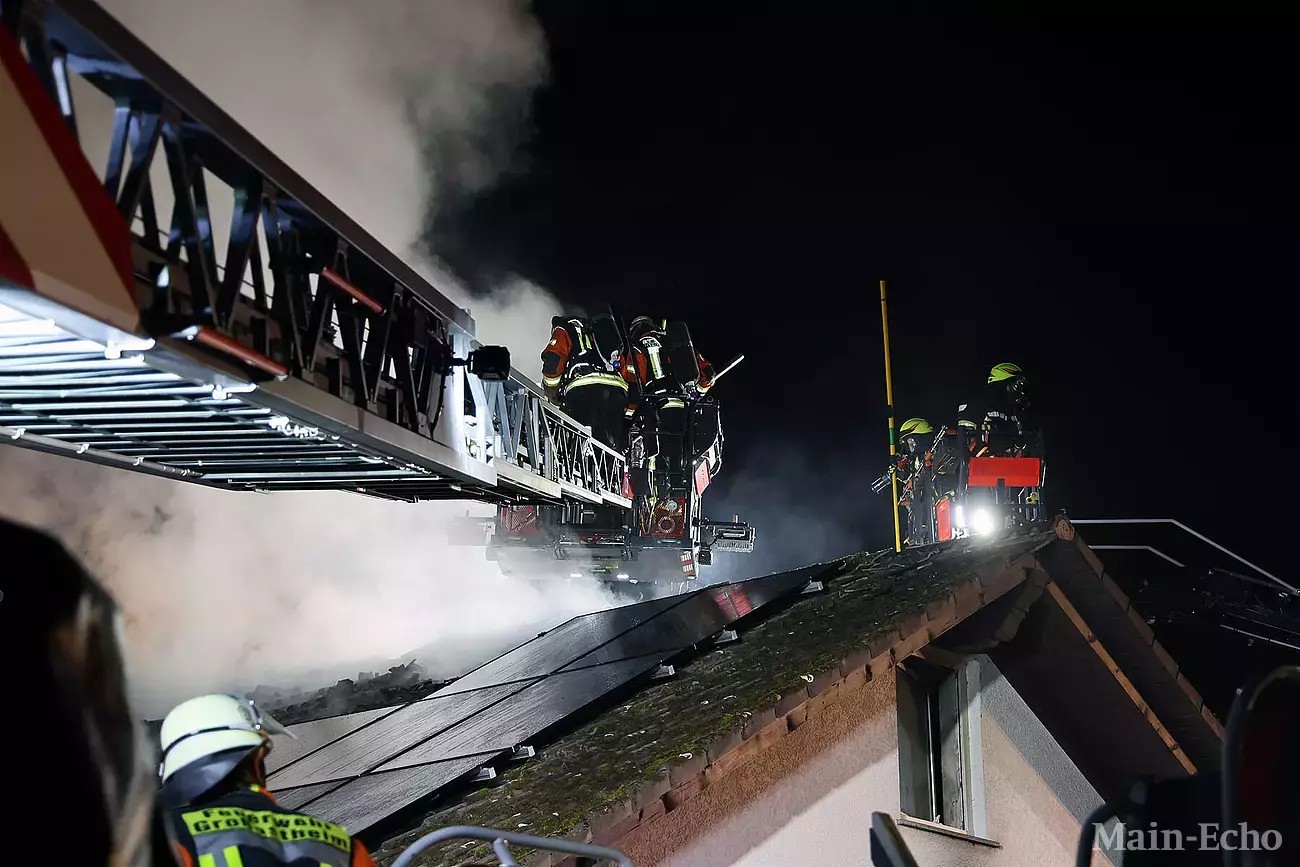 B 3 – Brand im Gebäude / Dachstuhl – Menschenleben in Gefahr