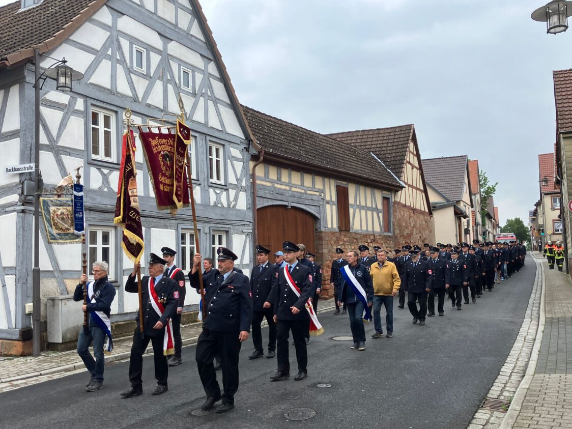 Fahnenabordnungen der Vereine: Radsportverein Wenigumstadt, Feuerwehr Mosbach, Feuerwehr Wenigumstadt